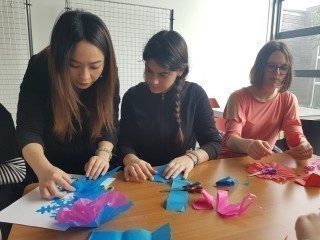 Cours de papier découpé au lycée St-Exupéry