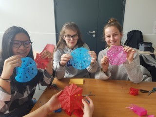 Cours de papier découpé au lycée St-Exupéry