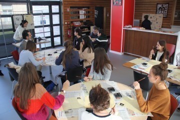 Cours de papier découpé au lycée St-Exupéry