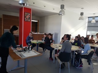 Cours de papier découpé au lycée St-Exupéry