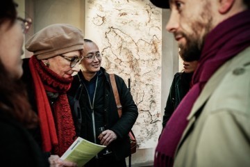 Public et l'artiste à l'expo Ici, un dragon